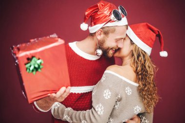 Mutlu erkek arkadaşı onun Noel hediyesi - genç çift eğlence kutluyor xmas tatil - aşk, bin yıllık ilişki kavramı veren şaşırtıcı