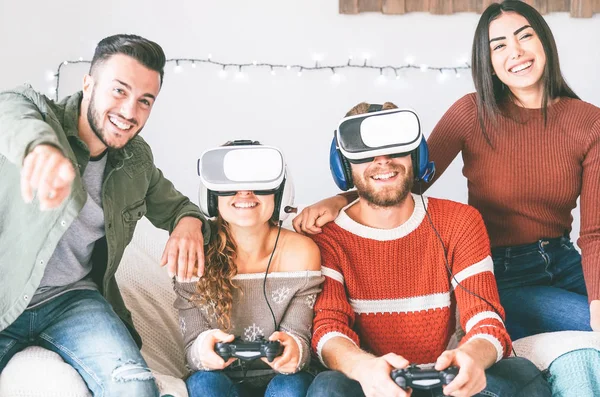 Gelukkig Millennials Vrienden Spelen Van Videospellen Met Virtual Reality Headset — Stockfoto