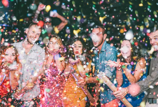 Amigos Felices Haciendo Fiesta Lanzando Confeti Club Millennials Jóvenes Divirtiéndose — Foto de Stock