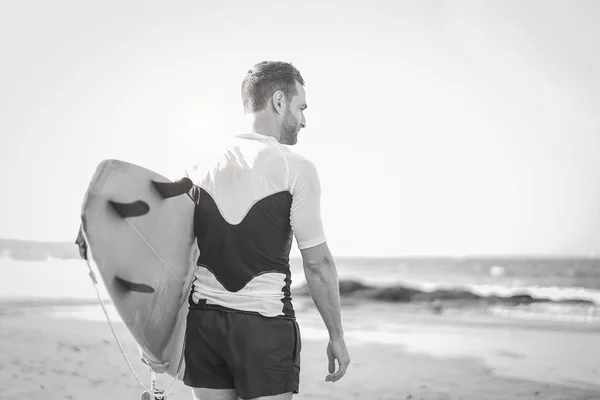 Junger Surfer Hält Sein Surfbrett Strand Gutaussehender Mann Wartet Auf — Stockfoto