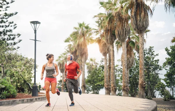 Happy Fitness Vänner Kör Vid Solnedgången Utomhus Par Joggare Utbildning — Stockfoto