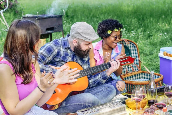 Amigos Felizes Tocando Guitarra Almoço Piquenique Parque Livre Jovens Divertindo — Fotografia de Stock