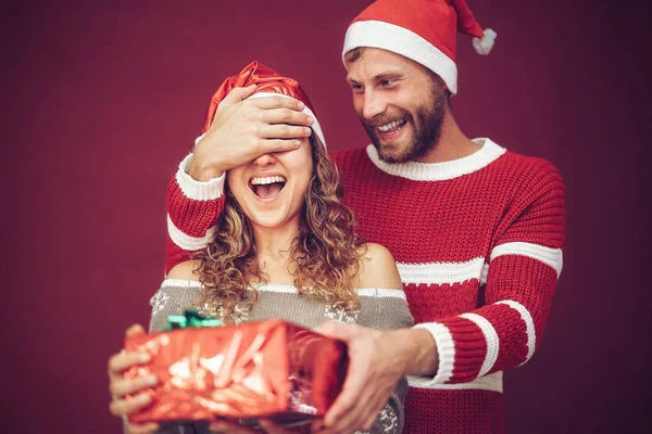 Pacar Yang Bahagia Mengejutkan Kekasihnya Yang Menutup Matanya Memberikan Hadiah — Stok Foto