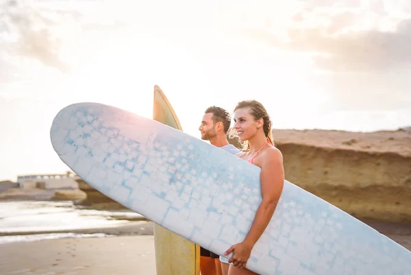 Young Couple Happy Surfers Standing Beach Holding Surfboards Preparing Surf — Stock Photo, Image
