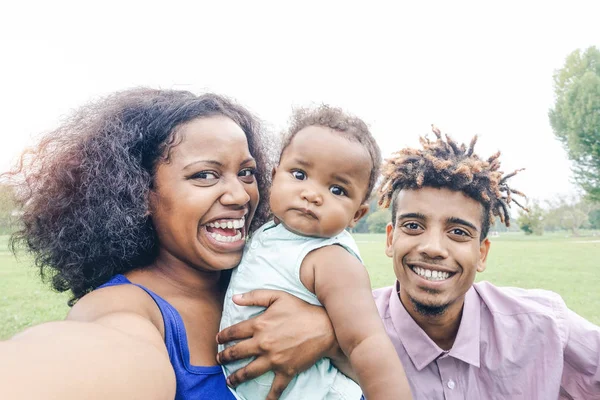 Família Africana Feliz Tirar Uma Selfie Com Telefone Mobie Parque — Fotografia de Stock