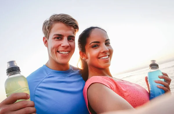 Sportig Par Tar Selfie Med Mobiltelefon Solnedgången Unga Människor Att — Stockfoto