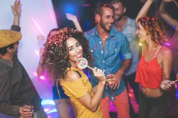 Freundeskreis Tanzt Und Trinkt Champagner Nachtklub Fröhliche Junge Leute Haben — Stockfoto