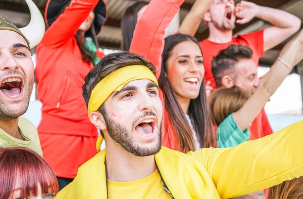 Torcedores Futebol Feliz Assistir Jogo Futebol Mundo Jovem Grupo Amigos — Fotografia de Stock