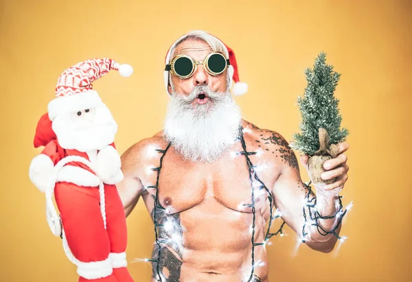 Happy Fit Weihnachtsmann Mit Weißer Weihnachtsbeleuchtung Ausgestattet Trendiger Bart Hipster — Stockfoto