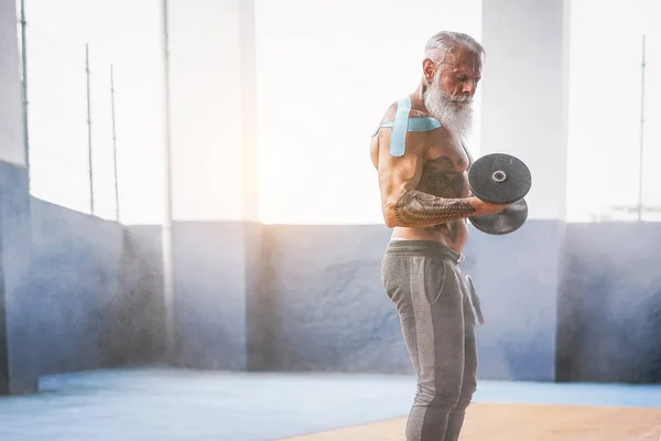 Fitness Bart Mann Macht Bizeps Curl Übung Fitnessstudio Tätowierter Senior — Stockfoto