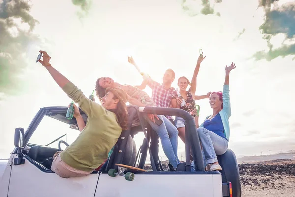 Grupo Amigos Felices Divirtiéndose Coche Descapotable Vcation Jóvenes Bebiendo Champán — Foto de Stock