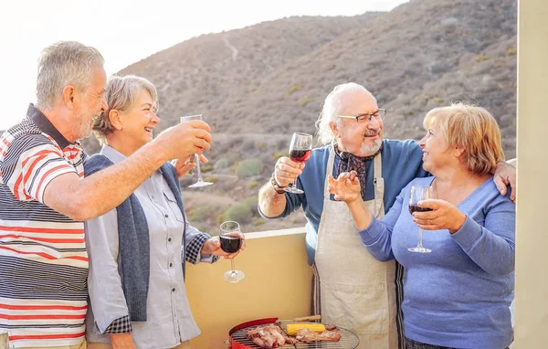 Fröhliche Senioren Beim Rotweintrinken Grill Auf Der Terrasse Ältere Menschen — Stockfoto