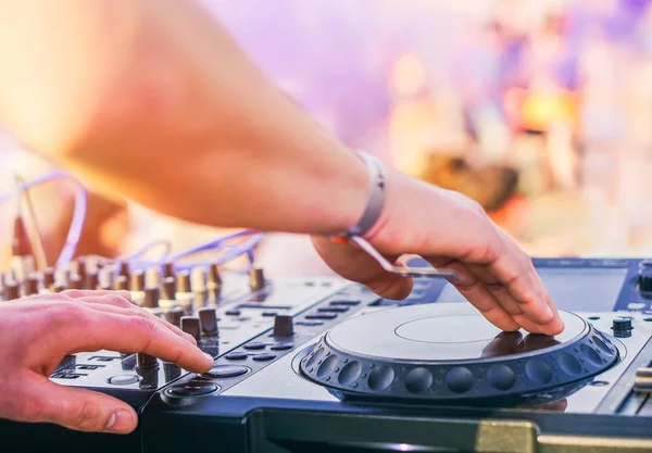 Dj - müzik karıştırıcı ses açık oynayan Deejay - kavramı yaz etkinlikleri ve kulüp açık arka planda dans insanlarla Beach parti Festivali'nde karıştırma