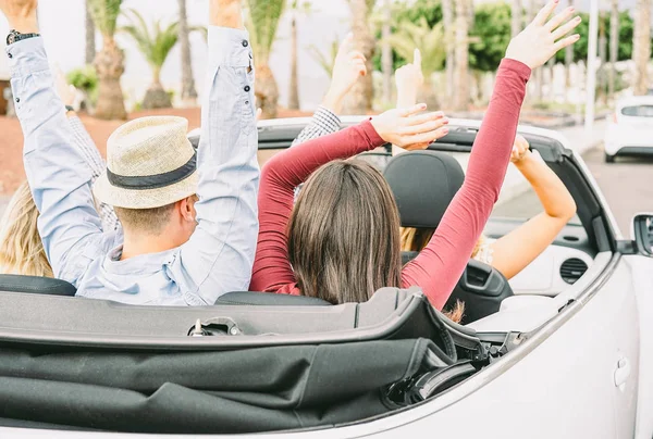 Amigos Felizes Divertindo Carro Conversível Férias Jovens Que Gostam Viajar — Fotografia de Stock