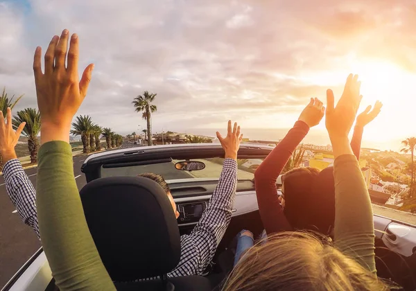 Amigos Felizes Divertindo Carro Conversível Pôr Sol Férias Jovens Fazendo — Fotografia de Stock