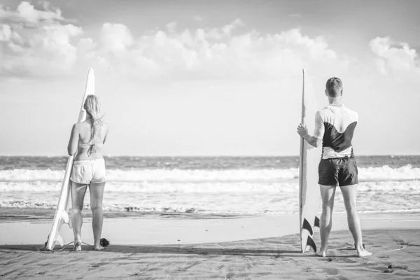 Friends Surfers Standing Beach Surfboards Preparing Surf High Waves Healthy — Stock Photo, Image