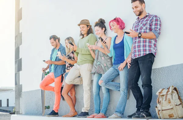Jóvenes Mirando Sus Teléfonos Móviles Inteligentes Apoyados Una Pared Generación — Foto de Stock