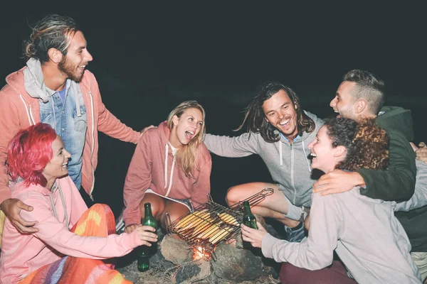 Happy Vrienden Koken Verse Maïs Groenten Barbecue Outdoor Groep Van — Stockfoto