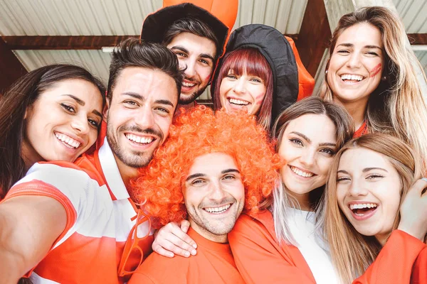 Torcedores Futebol Feliz Tomando Uma Selfie Antes Jogo Futebol Mundo — Fotografia de Stock