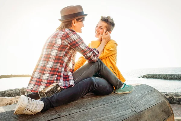 Happy Gay Pár Romantické Rande Pláži Mladé Lesbičky Něžnou Chvilku — Stock fotografie