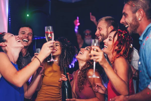 Grupo Amigos Bailando Bebiendo Champán Fiesta Discoteca Jóvenes Felices Divirtiéndose — Foto de Stock