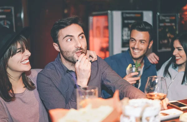幸せな友達を楽しく 笑って 楽しんで一緒に週末のナイトライフ 青年党ライフ スタイル概念のトレンディな若者のバーでカクテルを飲む — ストック写真