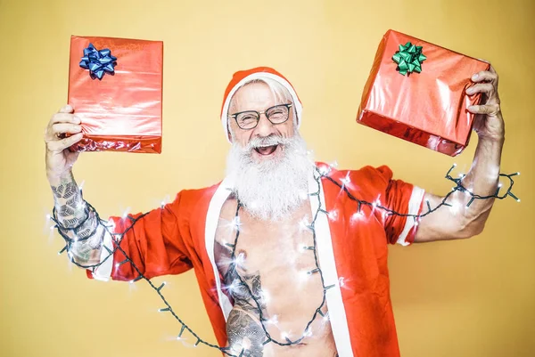 Glücklich Tätowierte Hipster Weihnachtsmann Mit Weißen Lichtern Ausgestattet Gibt Weihnachtsgeschenke — Stockfoto