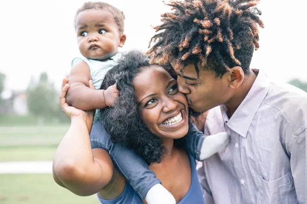 Famiglia Nera Felice Che Diverte Parco All Aperto Madre Padre — Foto Stock