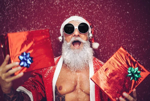 Счастливый Санта Клаус Смеется Дарит Рождественские Подарки Модный Хипстер Татуировкой — стоковое фото