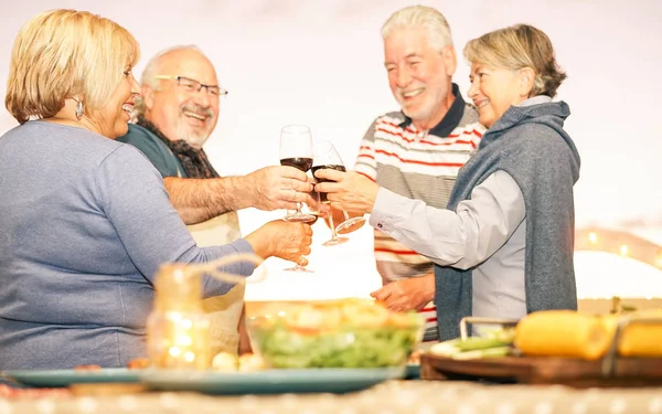 Glückliche Senioren Stoßen Beim Grillabend Auf Der Terrasse Mit Rotwein — Stockfoto