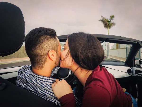 Pareja Joven Besan Coche Convertible Durante Viaje Por Carretera Feliz — Foto de Stock