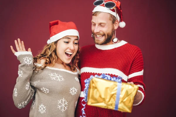 Pacar Yang Bahagia Mengejutkan Kekasihnya Yang Memberikannya Hadiah Natal Pasangan — Stok Foto