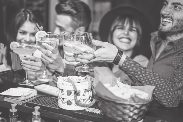 Des Amis Heureux Applaudissent Avec Cocktail Dans Bar Vintage Les — Photo