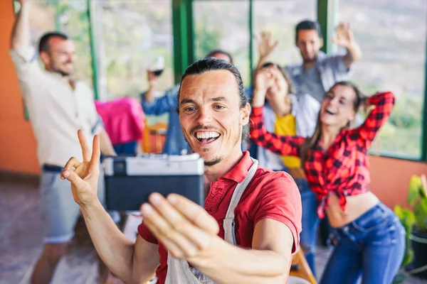 Freundeskreis Fotografiert Mit Alter Sofortbildkamera Beim Abendessen Glückliche Menschen Speisen — Stockfoto