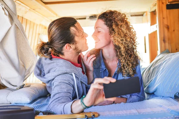 Pareja Feliz Teniendo Una Cita Romántica Minivan Vintage Con Interior —  Fotos de Stock