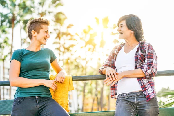 Pareja Lesbiana Feliz Hablando Principio Historia Amor Dos Jóvenes Gays — Foto de Stock