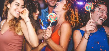 Mutlu parti yapıyor arkadaşlar gece kulübünde - disko - eğlence, konfeti ve şeker lolipoplar ile birlikte kutluyor eğleniyor Trendy genç insanlar dans gençlik yaşam tarzı kavramı tatil