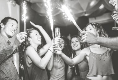Mutlu arkadaş parti yapıyor - bin yıllık genç insanlar havai fişekleri fireworks uygulamasında discoclub ile eğleniyor - gece kulübünde şampanya içmek ve dans eğlence, gençlik yaşam tarzı kavramı tatil
