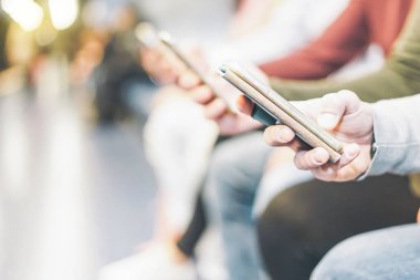 Akıllı cep telefonları - yeni nesil kavramı insanlar, teknik ve sosyal medya ağı için yeni teknoloji trendleri - bağımlısı izlerken bin yıllık arkadaş grubu