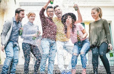 Mutlu arkadaş parti yapıyor grubu bira içip konfeti - bin yıllık gençler eğleniyor atma Doğum günü kutluyor ve birlikte - dostluk, gençlik tatil yaşam tarzı kavramı gülüyor