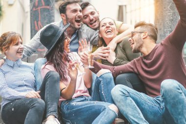 Mutlu arkadaş parti yapıyor günbatımında açık - bin yıllık gençler eğleniyor şampanya içmek Doğum günü kutluyor ve birlikte - dostluk ve gençlik tatil yaşam tarzı kavramı gülüyor