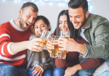 Yılbaşı partisinde - gençler eğleniyor bira ile tezahürat mutlu arkadaş grubu içme ve zevk birlikte xmas tatil - dostluk ve yaşam tarzı kavramı kutlama gençlik