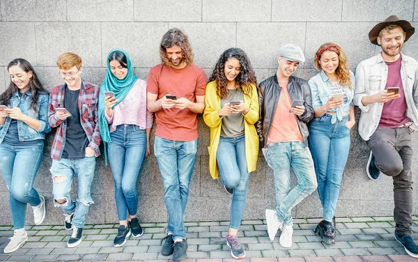 千世代 の新しい技術動向 にはまって人々 社会のメディア 若者のライフ スタイルのコンセプト スマートの携帯で見ているファッション友人のグループ — ストック写真