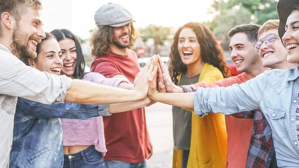 Grupo Amigos Diversos Empilhando Mãos Livre Jovens Felizes Divertindo Juntando — Fotografia de Stock