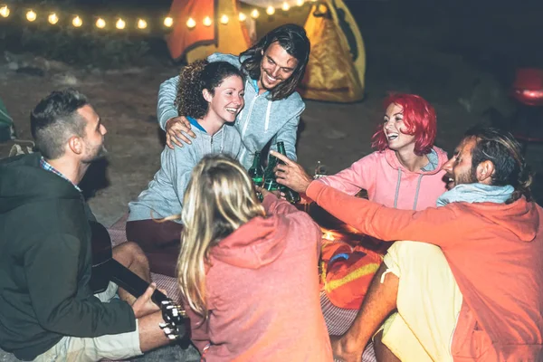 Groep Vrienden Juichende Roosteren Met Bier Tijdens Het Kamperen Met — Stockfoto