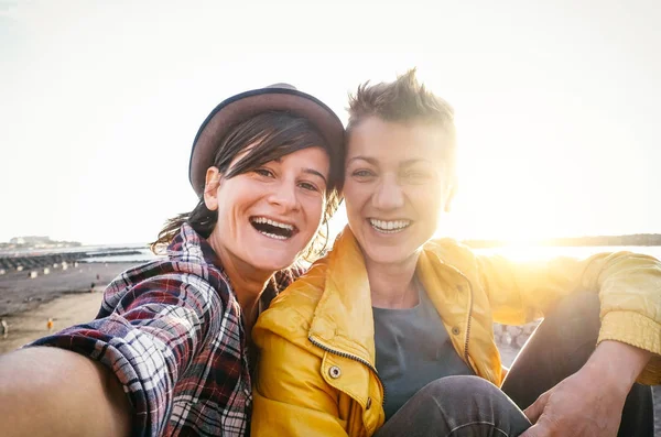 Happy Gay Pár Selfie Pláži Při Západu Slunce Mladé Lesbičky — Stock fotografie