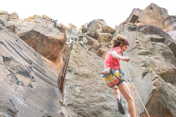 Athletic Strong Man Climbing Rock Wall Climber Training Performing Canyon — Stock Photo, Image