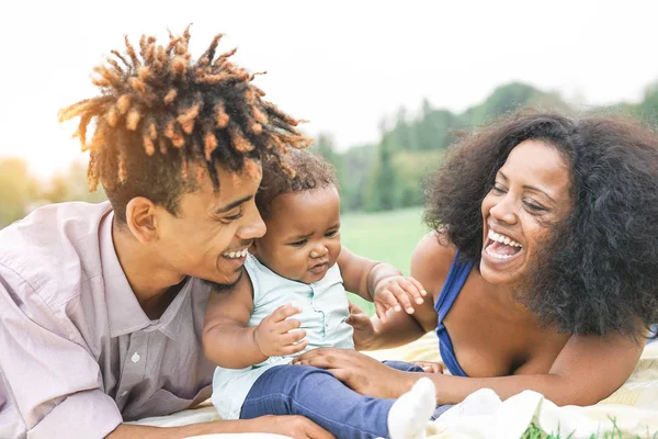 Família Africana Feliz Desfrutando Dia Ensolarado Piquenique Livre Mãe Pai — Fotografia de Stock