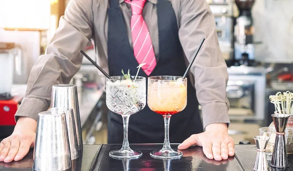 Genç barmen, kokteyl bar counter - barmen içki - iş, tutku ve mixologist kavram yapma