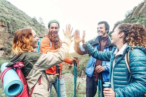 Grupo Amigos Que Empilham Mãos Enquanto Fazem Excursão Trekking Montanha — Fotografia de Stock